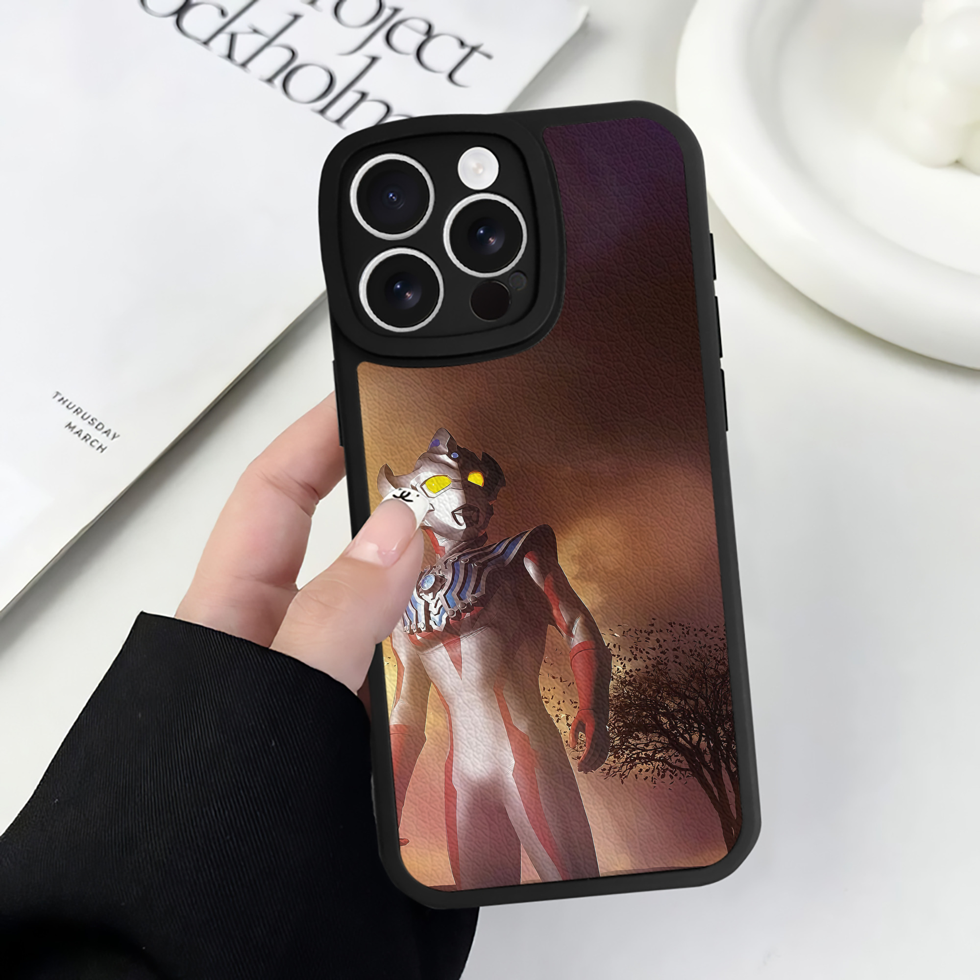 （画像用） ウルトラマン Ultraman 【iPhone 16シリーズ対応】シリコンスマホケース（レザー調） 材質：シリコン